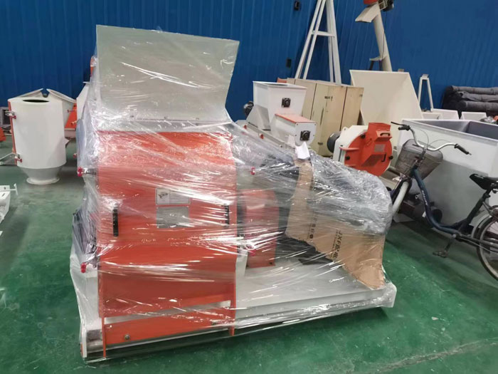 55kw livestock feed crusher machine packing and shipping to Hubei Province, China