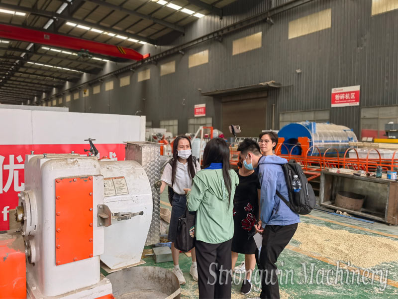 Customers from Vietnam visits our factory for cat litter pellet equipments